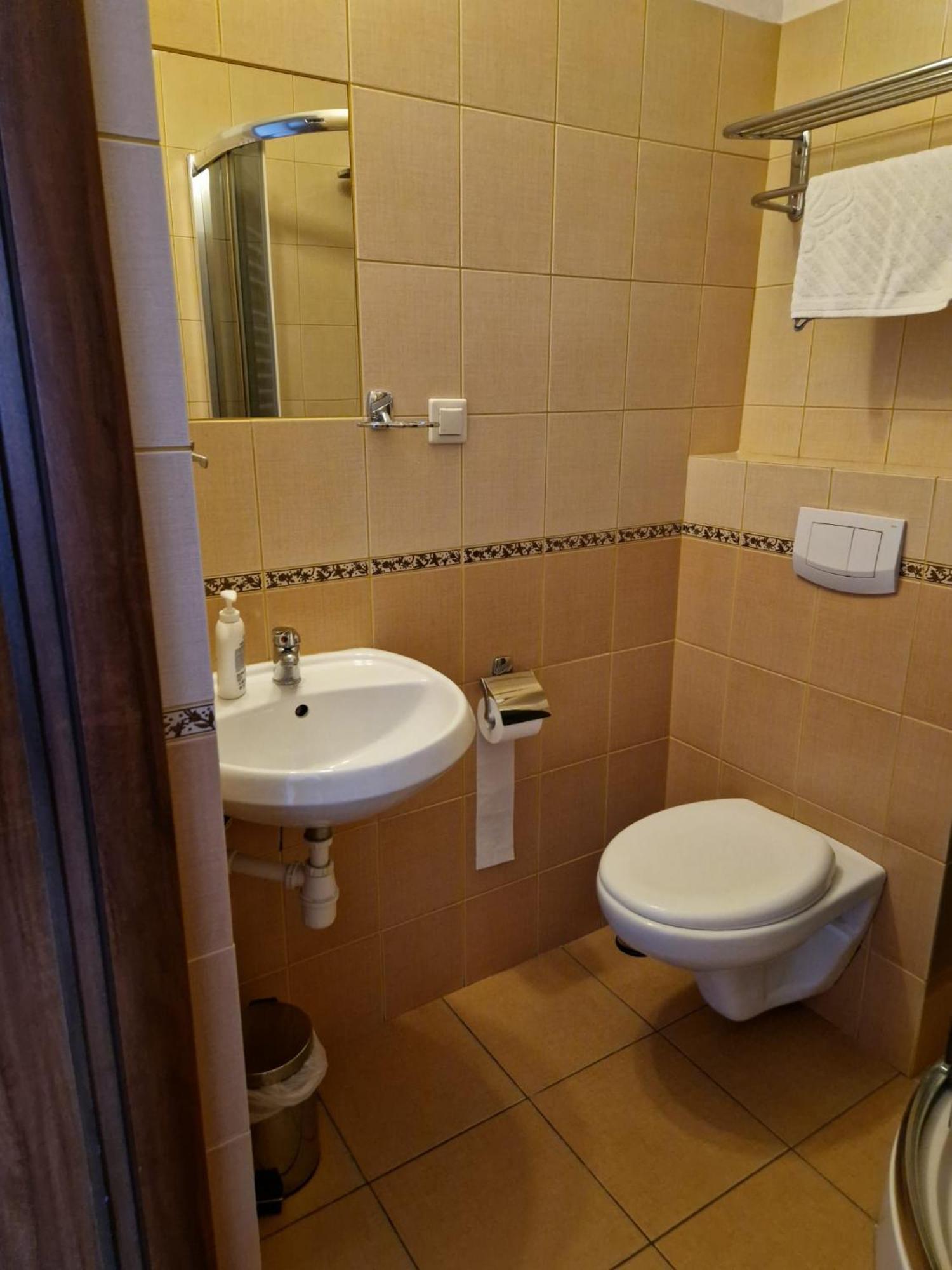 Gosciniec Ustrzycki Hotel Ustrzyki Dolne Ngoại thất bức ảnh